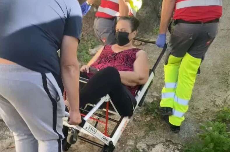 Efectivos sanitarios evacuando a una vecina / TA